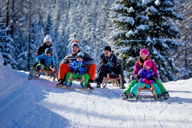 Lustige Schlittenfahrt mit der ganzen Familie