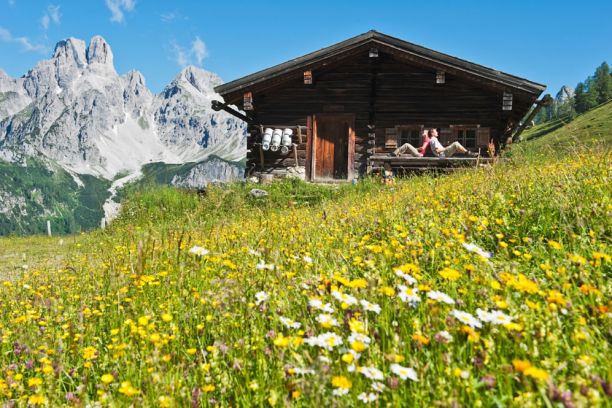 Die bekannte Bischofsmütze, der Hausberg von Filzmoos, im Hintergrund